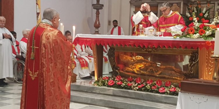 Il vescovo di Terni in preghiera difronte alle reliquie di San Valentino