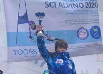 Luca Maria Fiorentino premiato a Roccaraso dopo la vittoria nello slalom gigante.