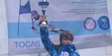 Luca Maria Fiorentino premiato a Roccaraso dopo la vittoria nello slalom gigante.