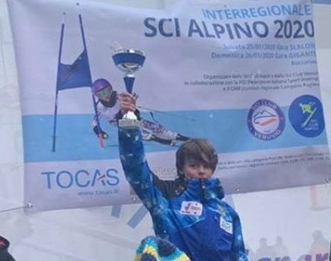 Luca Maria Fiorentino premiato a Roccaraso dopo la vittoria nello slalom gigante.