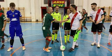 I capitani delle due squadre si scambiano i saluti prima dell'inizio del match al paladivittorio