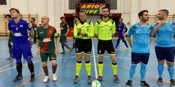 I due arbitri con i capitani delle due squadre