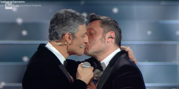 Il bacio tra Fiorello e Tiziano Ferro
