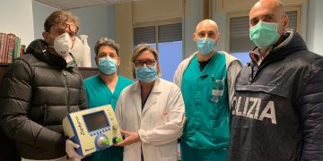 Paolo Tagliavento, la dottoressa Rita Commissari  e il questore, Roberto Massucci, al momento della consegna del ventilatore artificiale.