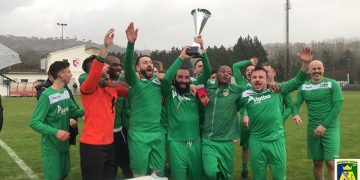 I giocatori dell’Asd Ferentillo - Valnerina alzano la Coppa Primavera al cielo.