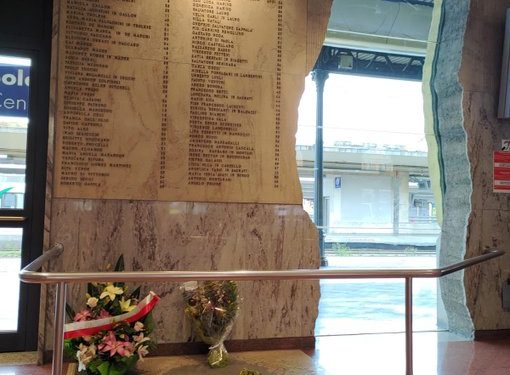 I fiori in omaggio di Lidia Secci del comune di Bologna sotto la lapide che ricorda le vittime della strage.