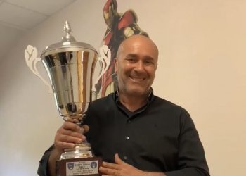 Stefano Bandecchi mostra con soddisfazione la Coppa Italia donatagli dall'asd Futsal Ternana