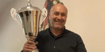 Stefano Bandecchi mostra con soddisfazione la Coppa Italia donatagli dall'asd Futsal Ternana