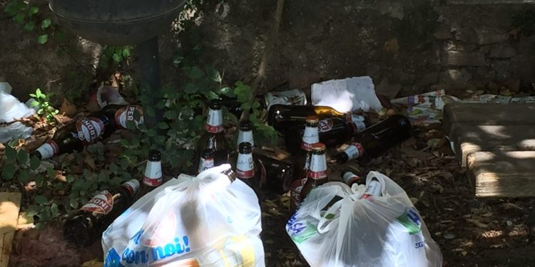 Bottiglie vuote di birra sparse in ogni dove nel giardino di via del Raggio Vecchio