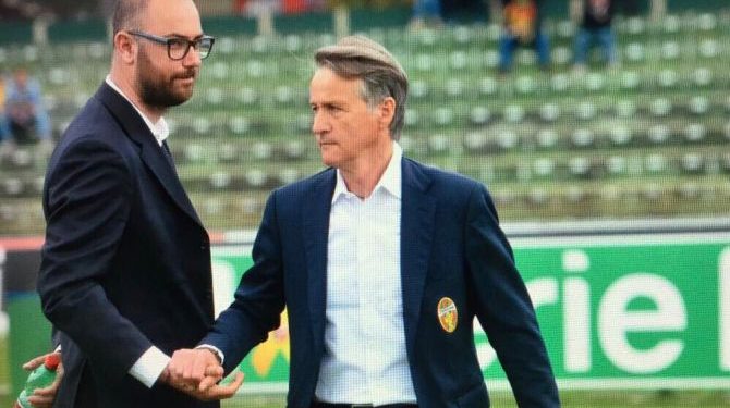Alessandro Degli Esposti mentre saluta Attilio Tesser ( foto da Ternana Calcio )