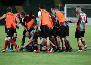 la gioia di Ferrante festeggiato dai compagni di squadra dopo il gol del pari al Catania ( foto A. Mirimao da pagina fb Ternana Calcio )