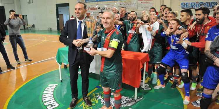 Il capitano, Simone Capotosti, con la Coppa Italia conquistata per il secondo anno consecutivo