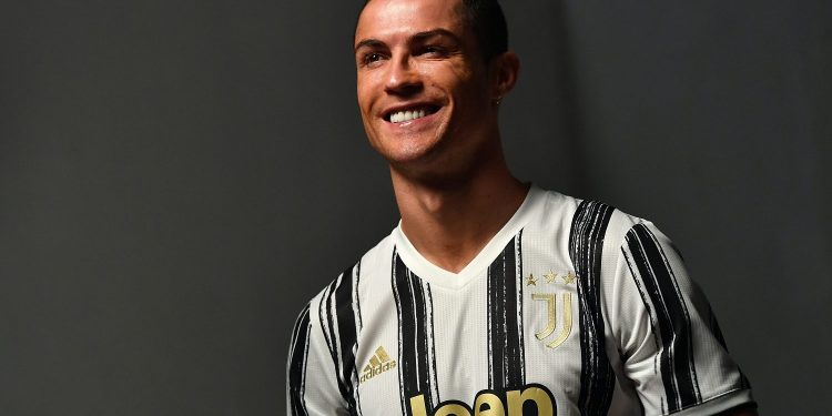 Cristiano Ronaldo con la nuova maglia della Juventus