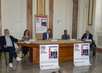 I tre sindaci al tavolo insieme a Paola Ciaurro e Sauro Pellerucci