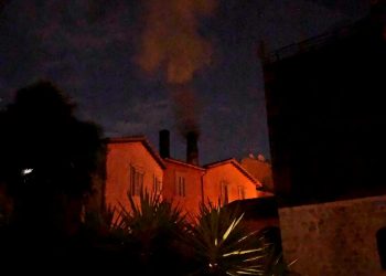 La colonna di fumo emessa dal camino di un forno nel centro storico di Terni