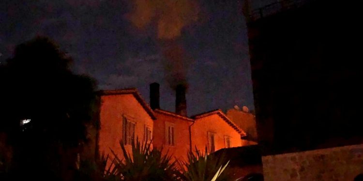 La colonna di fumo emessa dal camino di un forno nel centro storico di Terni