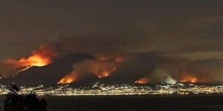 L'Aquila assediata dalle fiamme. La foto è di LAURA GHIRI-TWITTER