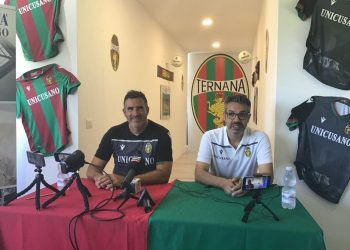 Cristiano Lucarelli e Lorenzo Modestino, responsabile della Comunicazione Ternana Calcio,  durante la conferenza stampa odierna