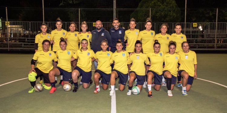 le ragazze del calcio a 5 femminile del CLT con il tecnico Nicola Ugolini