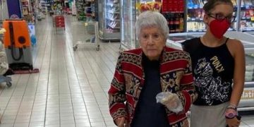 Renata Salvati con la nipote Francesca a fare la spesa