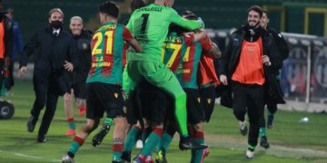 nella foto di Alberto Mirimao ( da Daje Mo' ) l'esultanza e l'abbraccio a Torromino, autore del suo primo gol in campionato con la Ternana