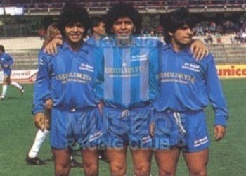 Diego Maradona al Liberati tra i fratelli Hugo e Raul