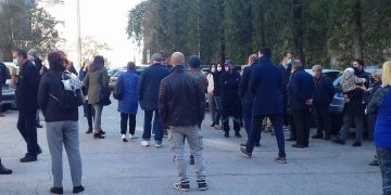 La piccola folla davanti all'ospedale di Narni