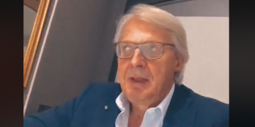 Vittorio Sgarbi nel ristorante di Fano