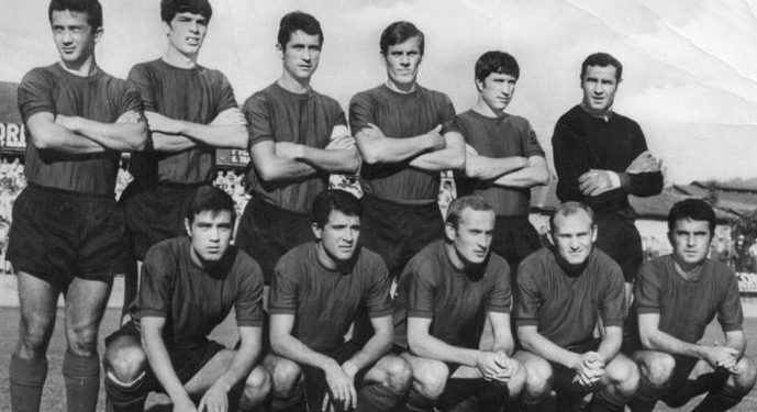 Romano Sciarretta, nella foto il primo in alto da sinistra, in una formazione della stagione 68/69 in B