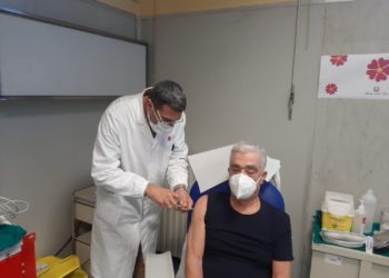 Alessandro Amici durante la vaccinazione