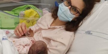 Marta in braccio alla mamma Isabella