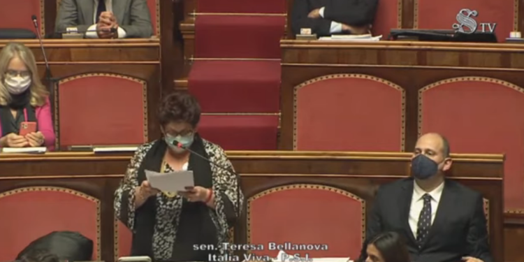 Il senatore Leonardo Grimani seduto accanto alla ex ministra Teresa Bellanova durante la dichiarazione di voto in senato