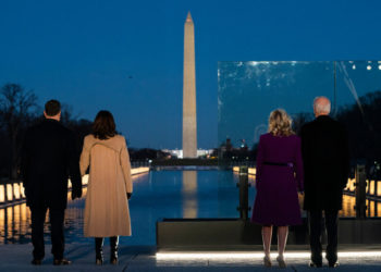 Joe Biden e Kamala Harris al Lincoln Memorial