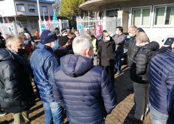 Il sindaco Latini in visita al picchetto in Piazzale Donegani