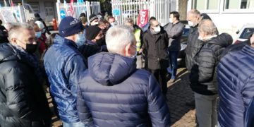 Il sindaco Latini in visita al picchetto in Piazzale Donegani