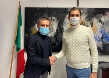 Paolo Tagliavento e Luca leone subito dopo la firma del rinnovo contrattuale del ds ( foto Mirimao )