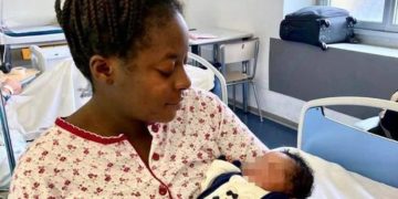 Greta, la prima nata a Genova, in braccio alla mamma