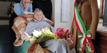 Domenica Bernetti, i suoi famigliari e l'assessore Tiberti