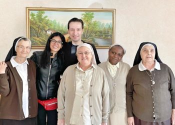 L'ambasciatore Luca Attanasio con la moglie e le suore della Sacra Famiglia di Spoleto