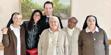 L'ambasciatore Luca Attanasio con la moglie e le suore della Sacra Famiglia di Spoleto