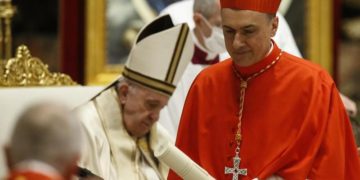 Padre Mauro Gambetti con Papa Francesco. Foto SanFrancescopatronod'Italia.org