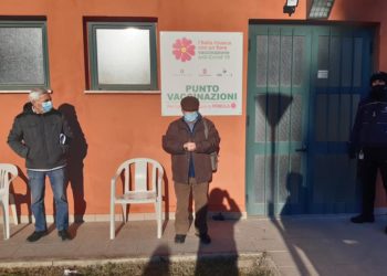 La fila dei cittadini narnesi in attesa di vaccina stamattina, 15 febbraio, alle 08.30