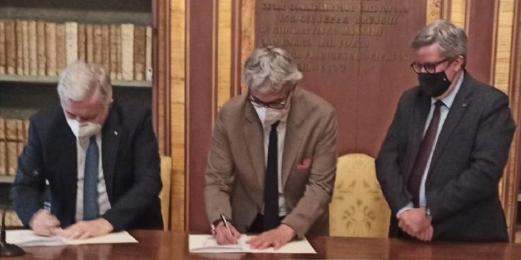 da sinistra Mencaroni, Oliviero e Tortorelli nel momento della firma della convenzione