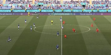i giocatori gallesi e alcuni azzurri si sono inginocchiati prima della partita