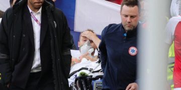 ERIKSEN STA PER ESSERE PORTATO IN AMBULANZA