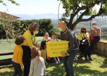 La maestra Cristina, bambine e bambini della materna di Narni donano un'arnia a Samuele Bussoletti, presidente dell'Associazione Vicolo Belvedere