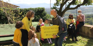 La maestra Cristina, bambine e bambini della materna di Narni donano un'arnia a Samuele Bussoletti, presidente dell'Associazione Vicolo Belvedere