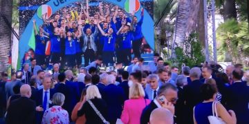Nella foto in basso, al centro, Giulio Nuciari mentre lascia i Giardini del Quirinale
