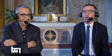 PADRE FILIPPO DI GIACOMO CON GIUSEPPE LA VENIA DURANTE LA DIRETTA DEI FUNERALI DI RAFFAELLA CARRA'