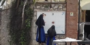 Narni. Suore del Sacro Cuore intente a ridipingere l'insegna